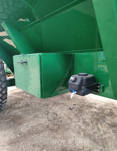 Cajón de herramientas espacioso y tanque lavamanos.