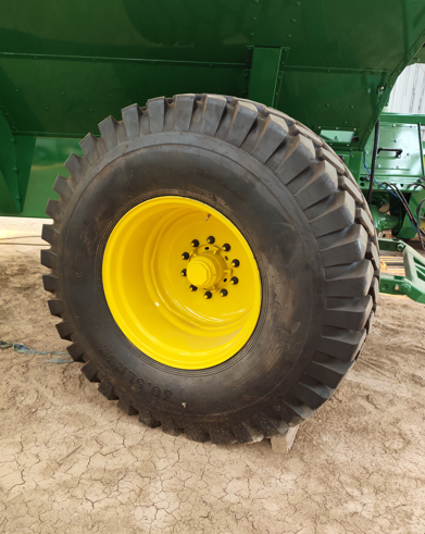 Neumáticos de alta flotación para menor compactación.